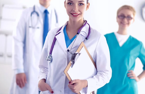 Médica atraente na frente do grupo médico — Fotografia de Stock