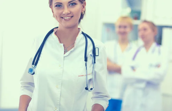 Жінка-лікар стоїть в лікарні — стокове фото