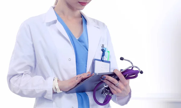 Žena lékař pomocí digitálního tabletu a stojí na bílém pozadí. Ženský doktoři. — Stock fotografie