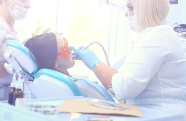 Dentes saudáveis paciente no consultório odontológico prevenção da cárie dentária — Fotografia de Stock