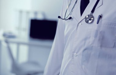 Tablet bilgisayarlı siyahi bir doktor hastanede bekliyor.