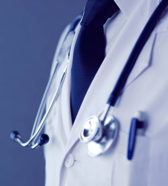 Tablet bilgisayarlı siyahi bir doktor hastanede bekliyor.