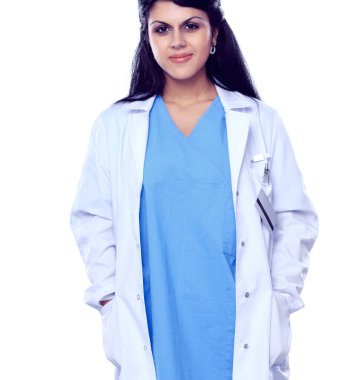 Beyaz arka planda duran pano ve steteskoplu genç doktor ya da doktor.