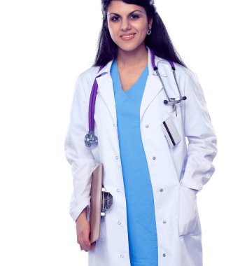 Steteskoplu doktor kadın duvarın yanında duruyor.