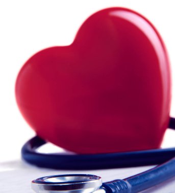Kırmızı kalp ve masa üzerinde bir stetoskop