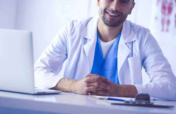 Egy férfi orvos portréja laptoppal az orvosi rendelőben. — Stock Fotó