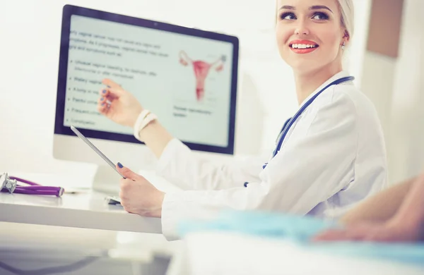 Dokter en patiënt bespreken iets terwijl ze aan tafel zitten. Geneeskunde en gezondheidszorg. Dokter en patiënt — Stockfoto