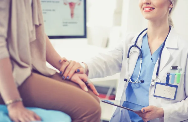 Dokter en patiënt bespreken iets terwijl ze aan tafel zitten. Geneeskunde en gezondheidszorg. Dokter en patiënt — Stockfoto