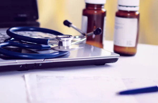 Laptop, stethoscope,bottle of pills, rx on the desk — Stock Photo, Image