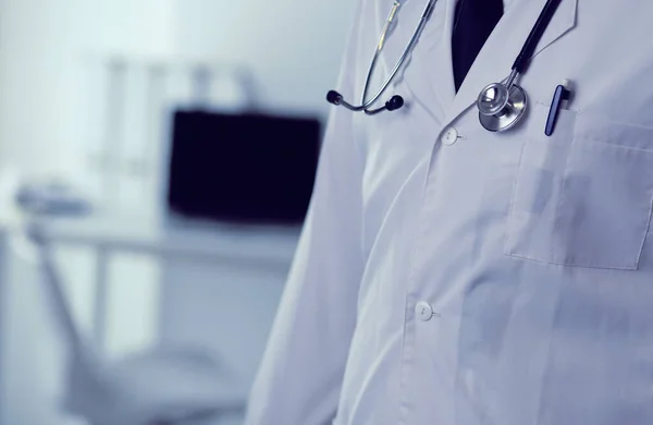 Homem negro médico trabalhador com tablet computador de pé no hospital — Fotografia de Stock