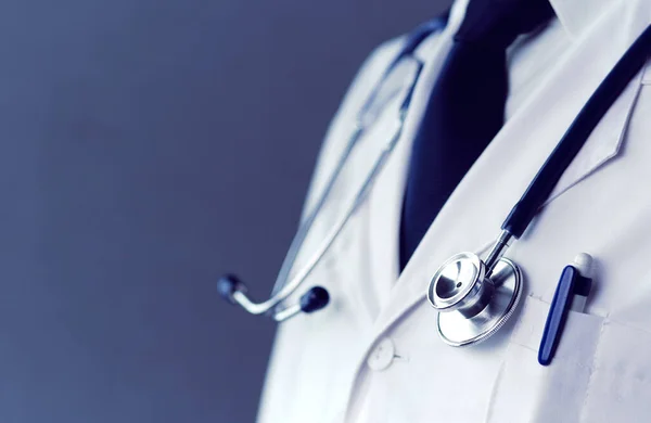 Male black doctor worker with tablet computer standing in hospital — Stock Photo, Image