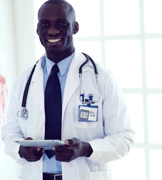 Male black doctor worker with tablet computer standing in hospital — Stock Photo, Image