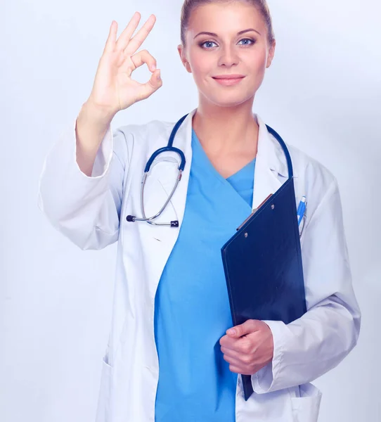 Giovane felice medico femminile mostrando pollici in su — Foto Stock