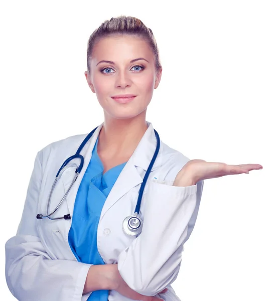 Портрет женщины-врача, указывающей, крупным планом, изолированной на белом фоне — стоковое фото