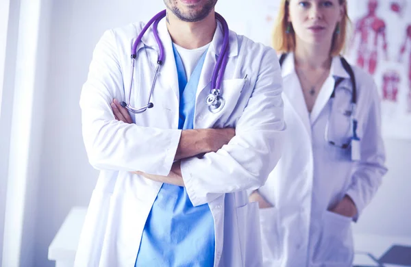 Retrato de médicos jóvenes y seguros de sí mismos en consultorio médico — Foto de Stock