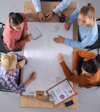 Bir grup genç yaratıcı insan bir projeyi tartışıyor..