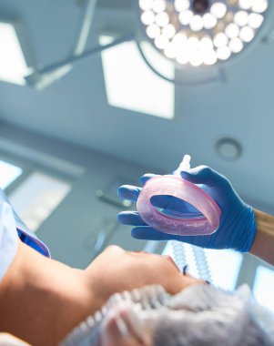 Ameliyathanede çalışan bir cerrah.