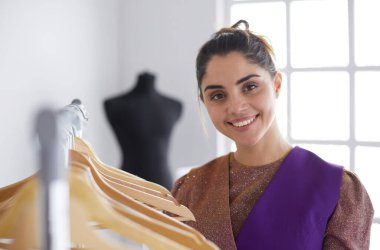 Askıları olan güzel bir stilist.