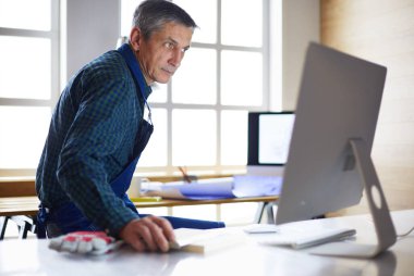 Ofisteki çizim masasında çalışan mimar