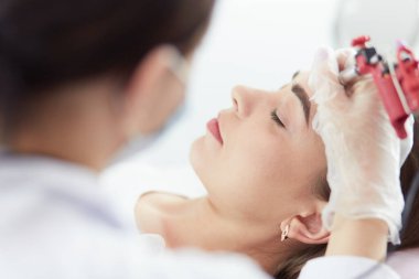 Kırmızı dudaklı genç bir kız kalıcı makyaj, mikro pigmentasyon