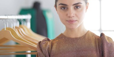 Askıları olan güzel bir stilist.