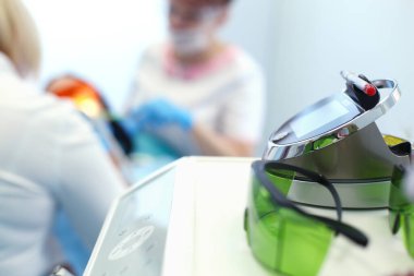 Modern diş muayenehanesindeki dişçi aletleri setinin görüntüsünü kapat