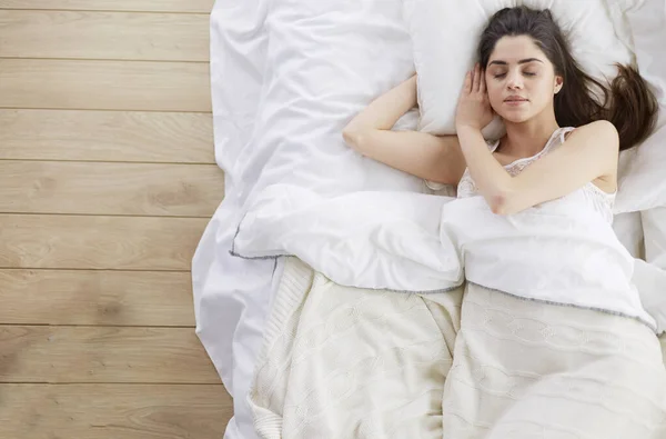 Mujer bonita acostada en su cama en casa — Foto de Stock