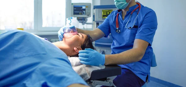 Homem cirurgião no trabalho na sala de cirurgia — Fotografia de Stock