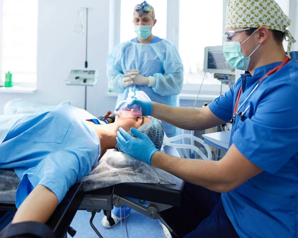 Cirurgião masculino em segundo plano na sala de operação — Fotografia de Stock