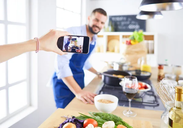 ハンサムな男の肖像料理番組やブログ — ストック写真