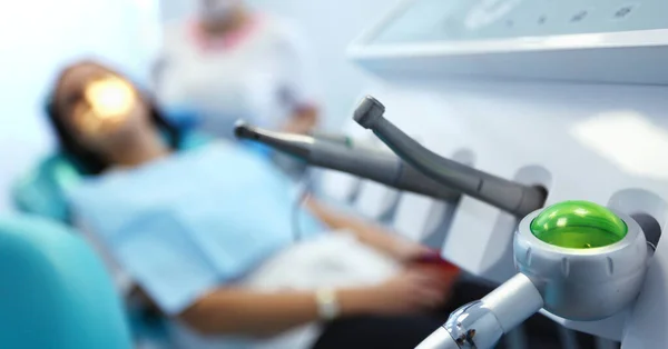 Vista de cerca en el conjunto de herramientas de dentista en el consultorio dental moderno —  Fotos de Stock