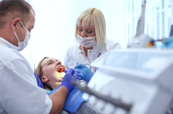 Doktor a pacient na zubní klinice — Stock fotografie