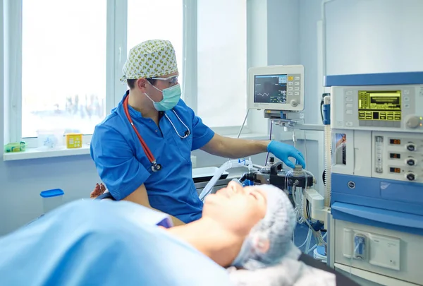 Chirurg bei der Arbeit im OP — Stockfoto