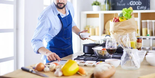 Homem preparando comida deliciosa e saudável na cozinha da casa — Fotografia de Stock