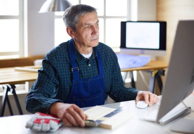 Ofisteki çizim masasında çalışan mimar