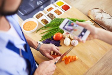 Adam ev mutfağında lezzetli ve sağlıklı yemekler hazırlıyor.