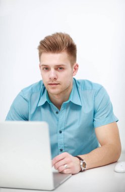 Masadaki genç adam ya da iş adamı, beyaz arka planda izole edilmiş.