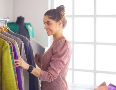 Askıları olan güzel bir stilist.