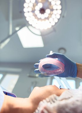 Ameliyathanede çalışan bir cerrah.