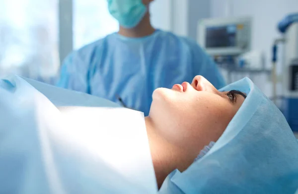 Interieur des Operationssaals in der modernen Klinik — Stockfoto