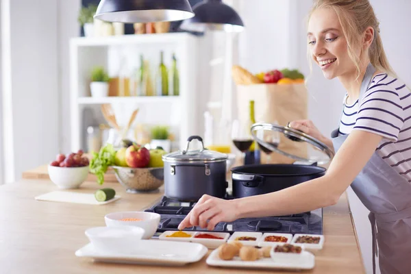 Hübsche Frau lecker und gesund essen in der heimischen Küche — Stockfoto