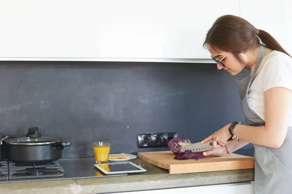 Hübsche Frau lecker und gesund essen in der heimischen Küche — Stockfoto