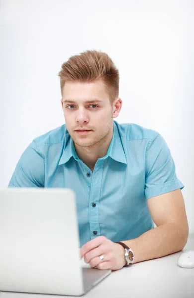 Joven o hombre de negocios en un escritorio, aislado sobre fondo blanco — Foto de Stock