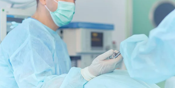 Chirurg pracujący na sali operacyjnej — Zdjęcie stockowe