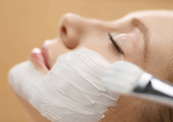 Spa gezichtsmasker applicatie. Spa schoonheid biologische gezichtsmasker toepassing bij dag spa salon. — Stockfoto