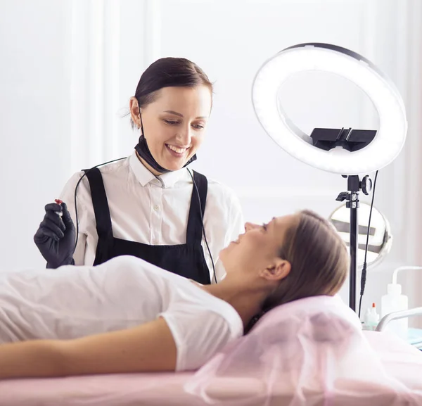 Microblading sopracciglia flusso di lavoro in un salone di bellezza. — Foto Stock