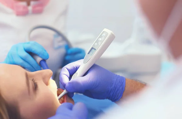 Doctor and patient in the dental clinic — Stock Photo, Image