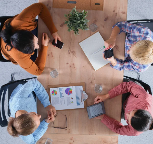 Grupo de jóvenes creativos discutiendo un proyecto . — Foto de Stock