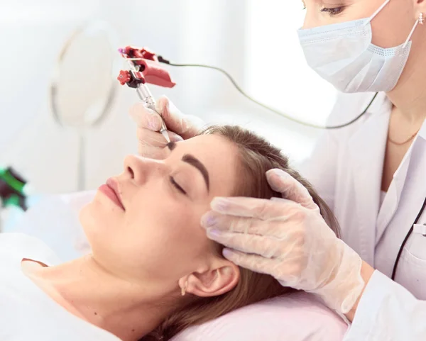 A young girl having red lips permanent makeup, micropigmentation — Stock Photo, Image