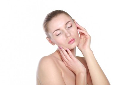 Yüzüne dokunan güzel bir spa kadını portresi